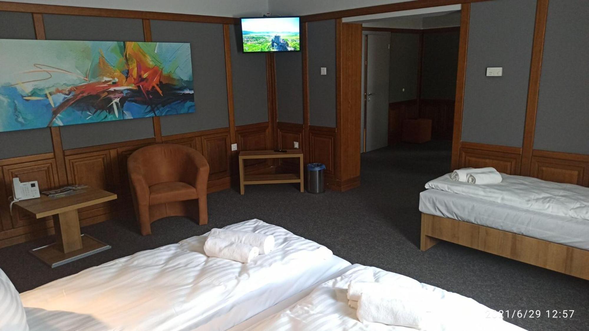Bed and Breakfast Svájci Lak Panzió Nyíregyháza Exterior foto